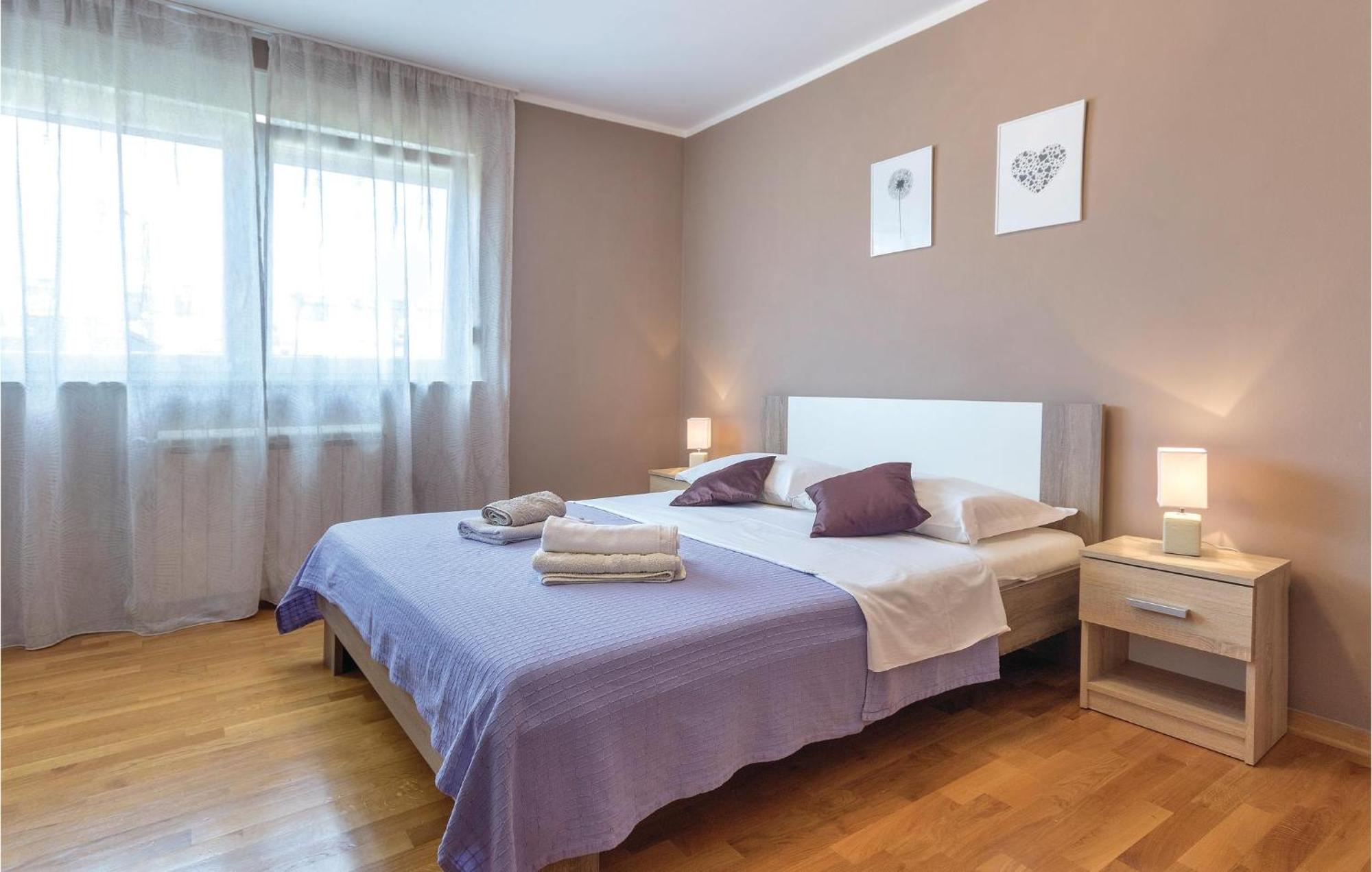Apartment 4 Bedroom Stunning In